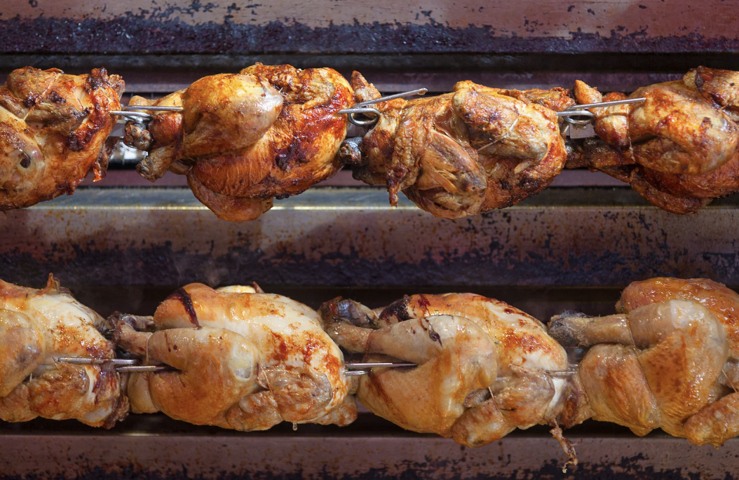 Pollos asándose